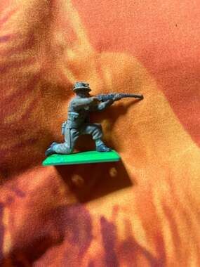 Britains Deetail WWII British Infantry Kneeling Soldier Figure